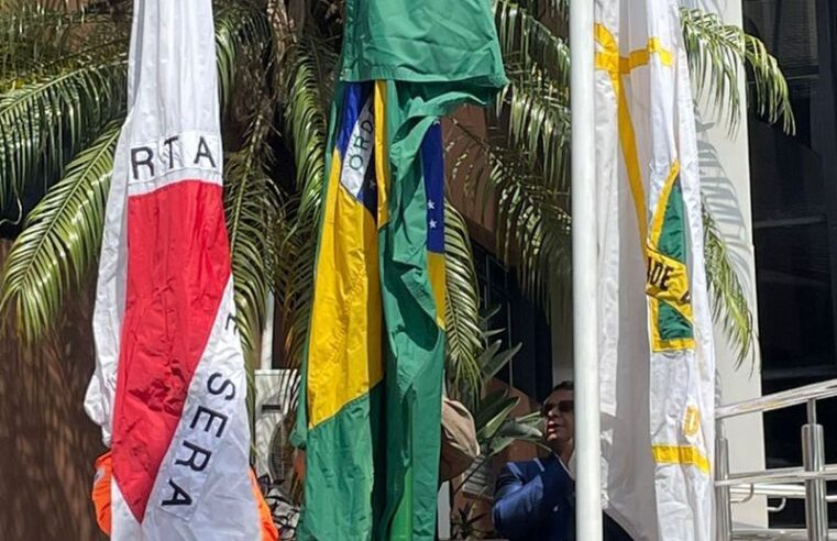 Ato cívico no Poder Legislativo substitui bandeiras do Brasil, de Minas, e de Itabira