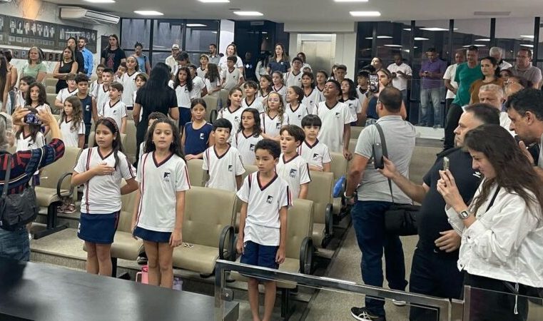 Câmara de Itabira discute projetos e recebe visita guiada de alunos da FIDE