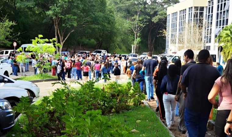 Simulado para fuga de emergência e combate a chamas, na Prefeitura de Itabira