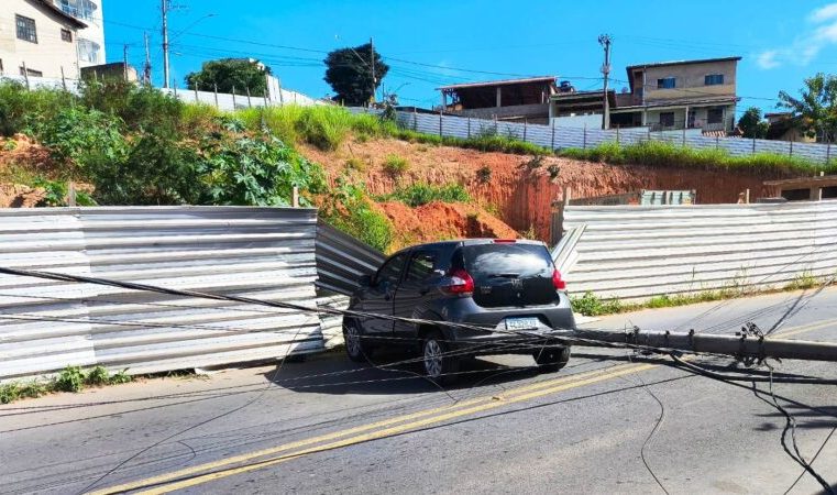Mulher perde controle e bate em poste. Ninguém se feriu