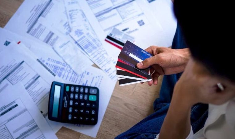 Dívidas em bancos: saiba como limpar o nome, com orientações da Serasa