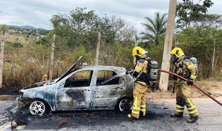 Carro é completamente destruído pelo fogo na “Estrada do Forninho”