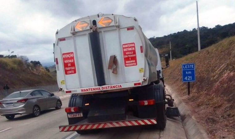 Caminhão varredeira reforça a limpeza na BR-381. Segue cronograma de obras