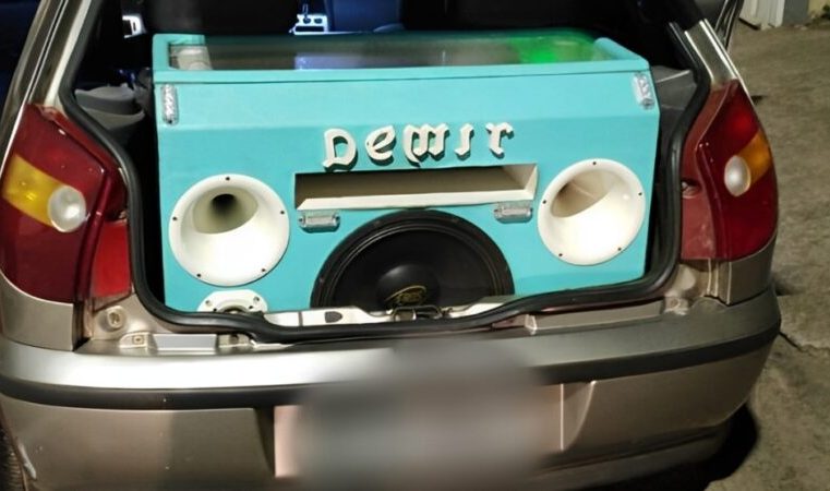 Carro com som em volume excessivo é apreendido e dono multado pela PM