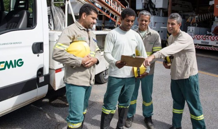 Cemig contrata 150 eletricistas em concurso público, com remuneração de R$ 4,3 mil e benefícios