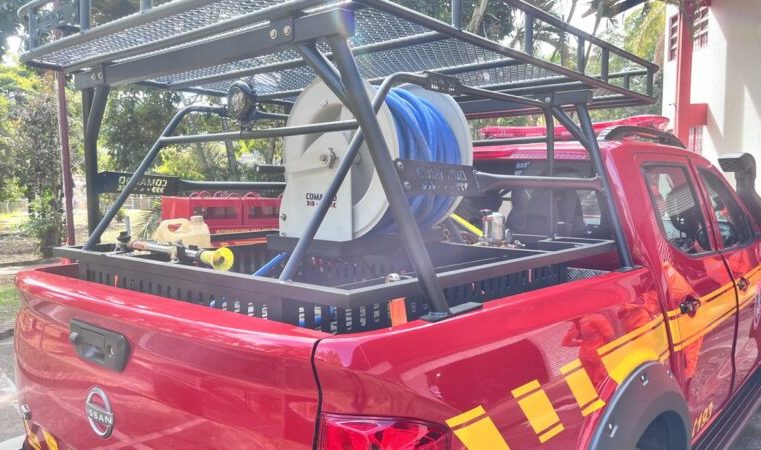 Militares do Corpo de Bombeiros combatem incêndio em moradia no bairro Bethânia