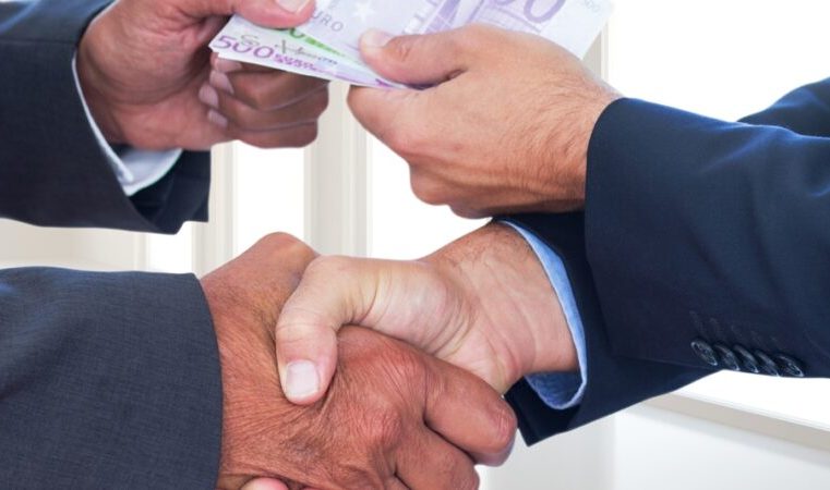 Emprestar dinheiro a amigo leva ao arrependimento em quase 60% dos casos