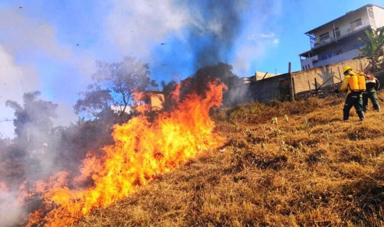 Itabira: Bombeiros Militares e brigadistas combatem mais focos de incêndio em vegetação