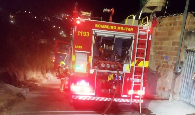 Brincadeira infantil termina com dois cômodos de moradia consumidos pelas chamas