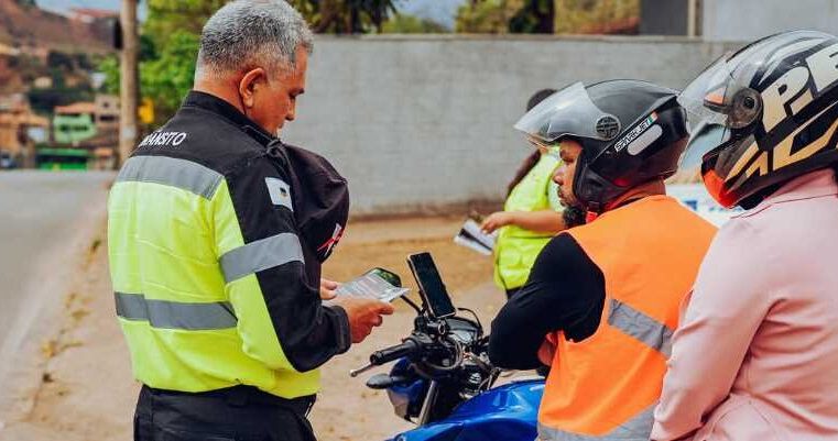 Balanço das infrações de trânsito: calçados inadequados, uso de celular e estacionamento irregular, em destaque