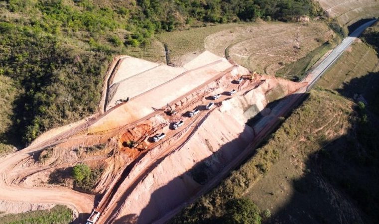 Desvio em mão dupla até conclusão das obras em talude na BR-381