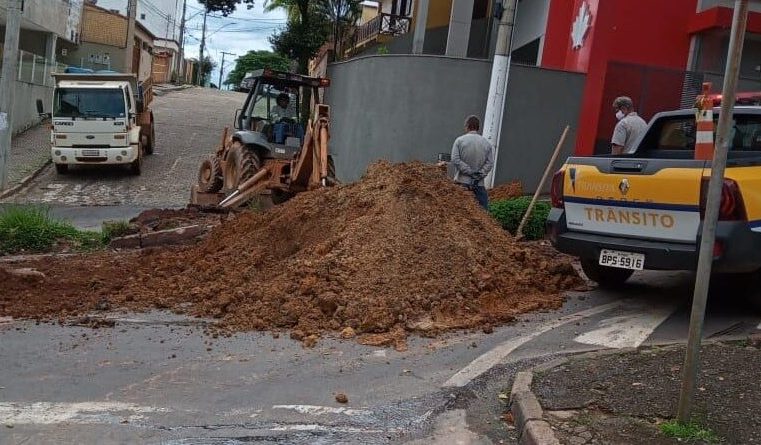 Rua Juca Machado interditada em uma pista para serviços de recomposição no asfalto