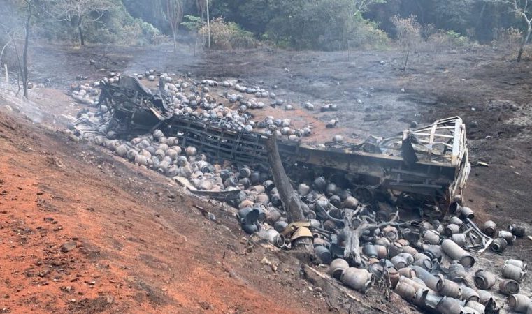 Caminhão carregado com botijões de gás pega fogo em Santa Maria de Itabira