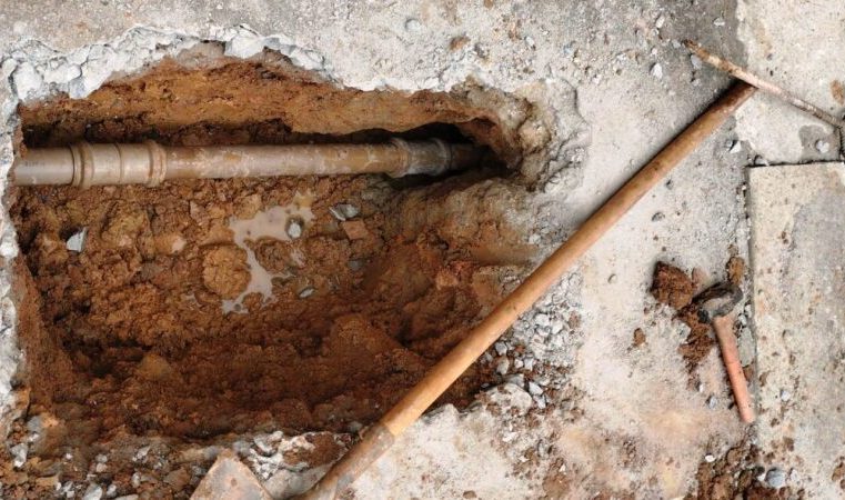 Resolvido rompimento de tubulação subterrânea do Saae na avenida Mariana