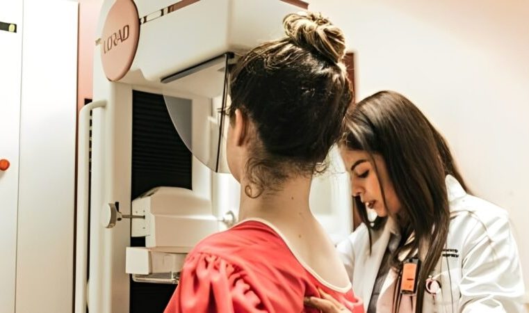 Ginecologistas explicam o que toda mulher precisa saber sobre prevenção ao câncer de mama