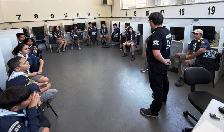 Itabira: Escoteiros do grupo Padre Olímpio visitam sede da Polícia Civil