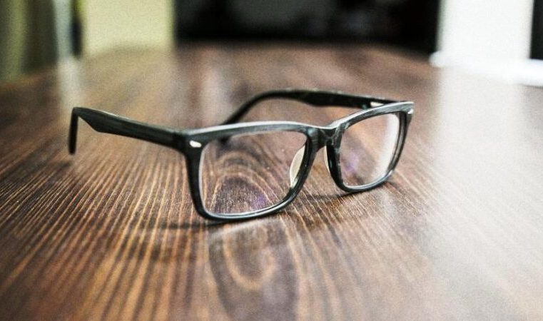 Aumenta a miopia entre crianças e adolescentes. Uso excessivo de telas é estudado