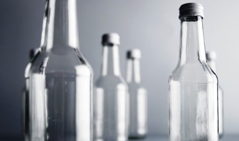 Saiba como proceder corretamente no descarte de garrafas vazias