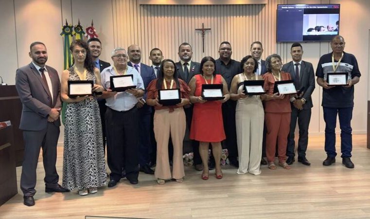 Servidores públicos aposentados recebem homenagens da Câmara de São Gonçalo