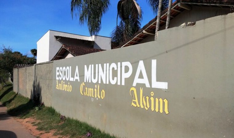 Barreiro recebe esclarecimentos sobre andamento das obras na Escola Antônio Camilo Alvim.