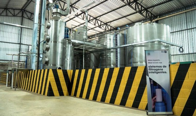 Itabira inaugura fábrica que transforma garrafas PET em solução contra poeira