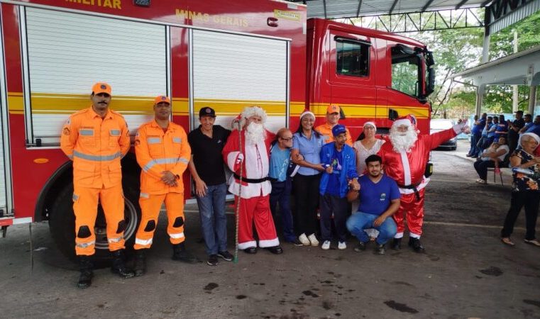 Bombeiros desfilam com o Papai Noel para celebrar o Natal com os assistidos da Apae