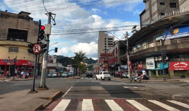 Avenida João Pinheiro com trecho interditado nas duas pistas para manutenção na rede de esgoto