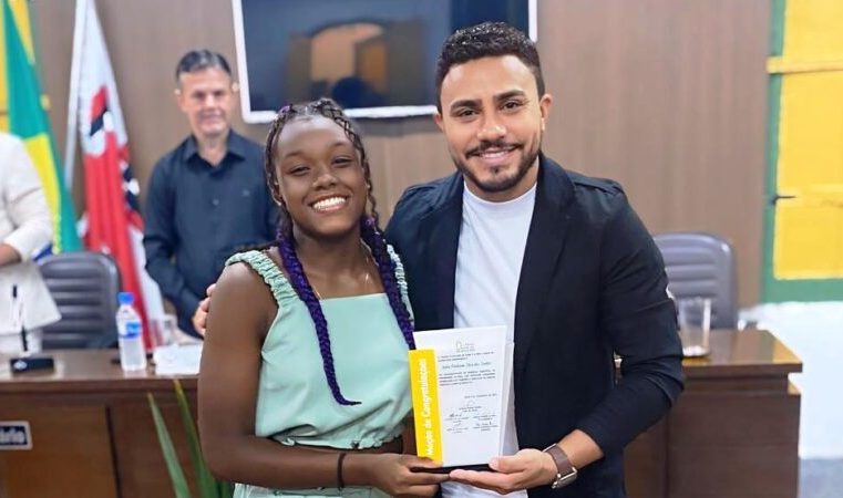 Câmara de Nova Era faz homenagem para a atleta de jiu-jitsu Juju Emiliano