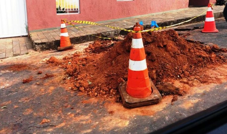 Vazamento oculto de água no Caminho Novo intriga equipes do Saae