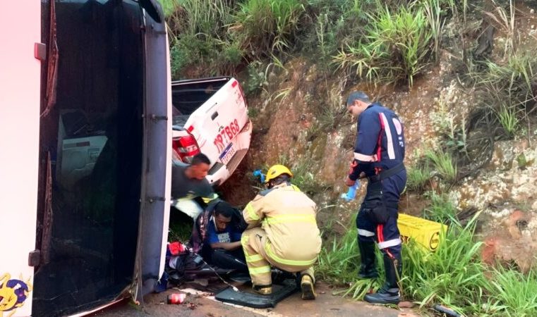 Corpo de Bombeiros atende acidente entre veículos de carga na rodovia MG-129