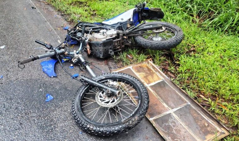 Equipe do Corpo de Bombeiros socorre motociclista ferido