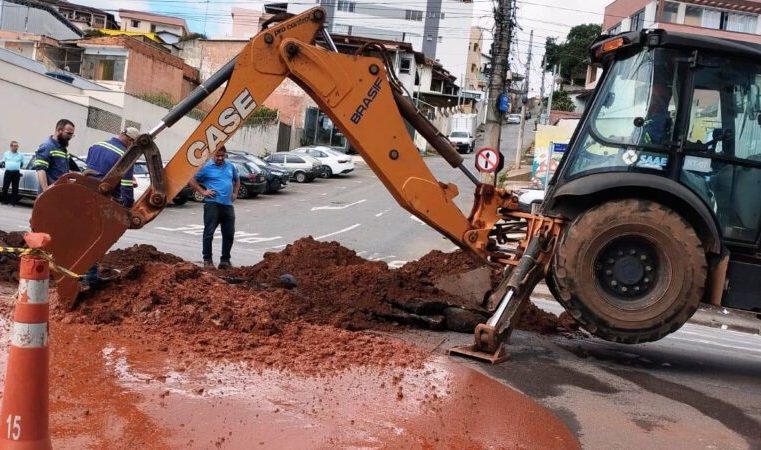Obra do Saae interdita meia-pista da rua Juca Machado