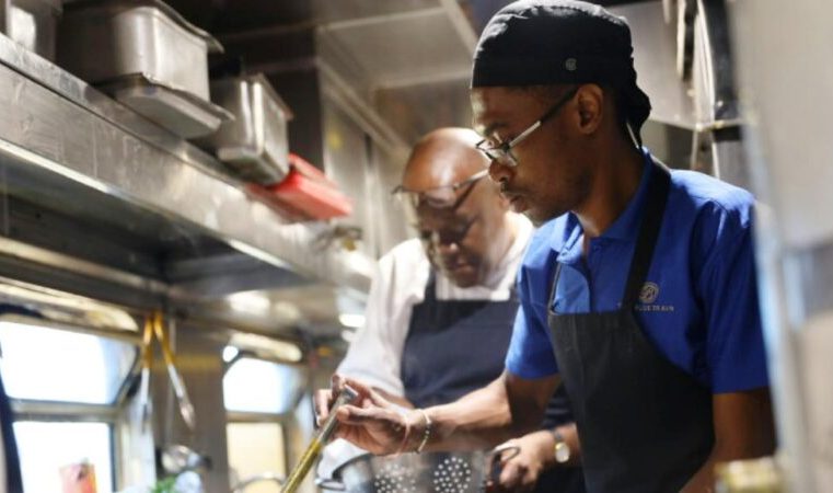 Empregabilidade eleva movimento nos bares, mas provoca escassez na mão de obra