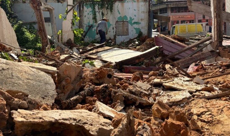 Por segurança, imóvel com risco de desabamento é demolido no Centro histórico