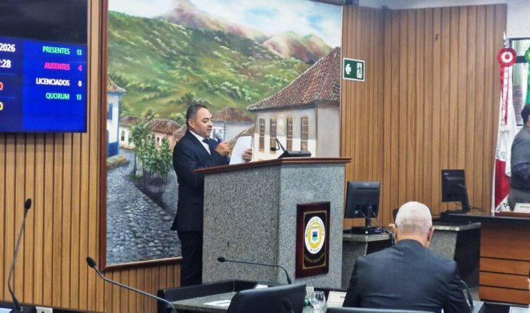 Lico do Carmo é empossado como vereador. Merendeiras têm horário equalizado