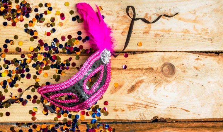 Pesquisa indica que foliões pretendem gastar quase 20% menos que no Carnaval do ano passado