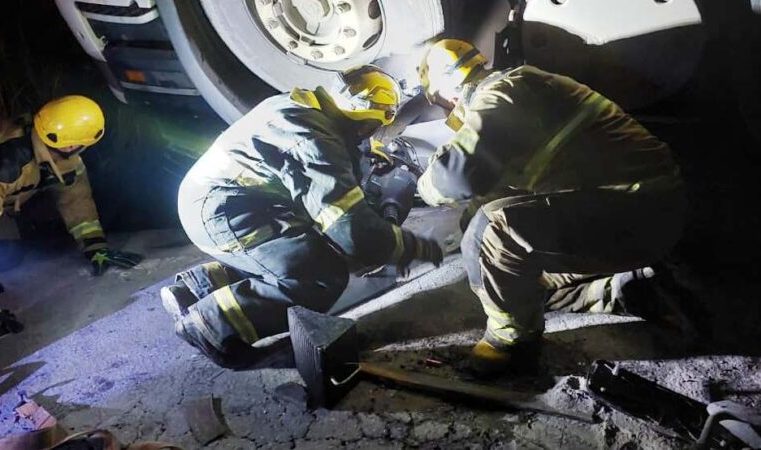 Corpo de Bombeiros de Itabira desencarcera motorista preso na cabine de caminhão