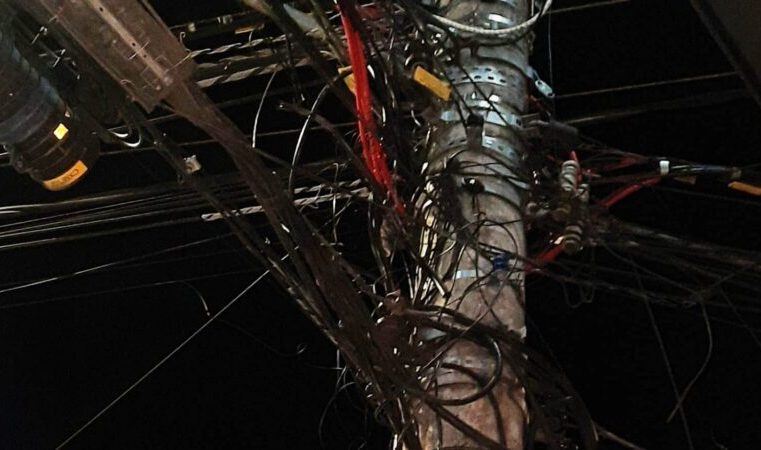 Operação remove cabos de telecomunicações irregulares nos postes da Cemig