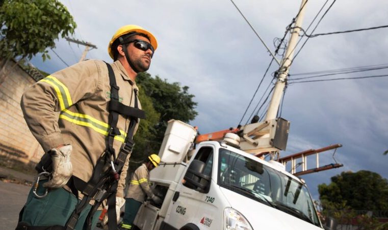 Concessionária de energia afirma que houve redução em números de clientes sem luz
