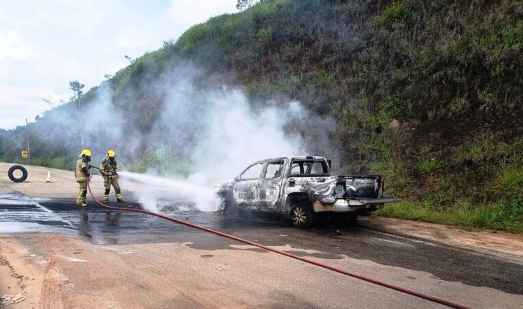 Caminhonete incendiada na rodovia MG-129. Corpo de Bombeiros dissipa o fogo