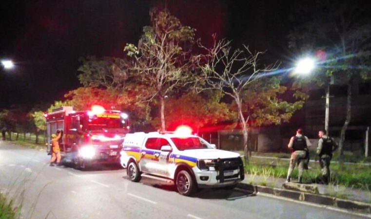 Homem é salvo pelo Corpo de Bombeiros após cair no canal da avenida Cristina Gazire