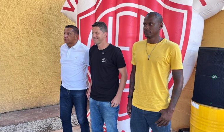 Valério apresenta parte da comissão técnica e mira reforços