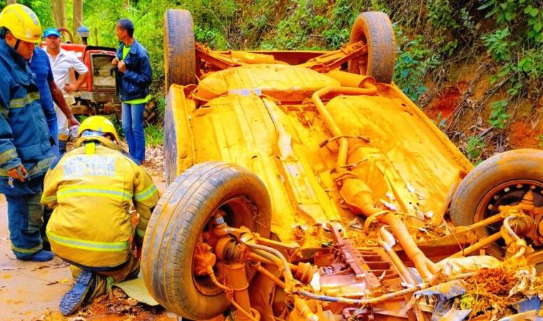 Itabira: Corpo de Bombeiros socorre vítima de capotamento, preso nas ferragens