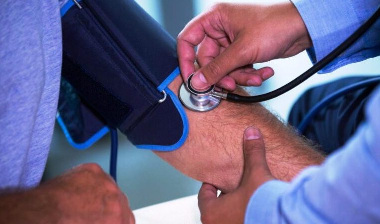 Hipertensão é mais comum entre as mulheres, mas que mata mais homens na faixa de 50 a 59 anos