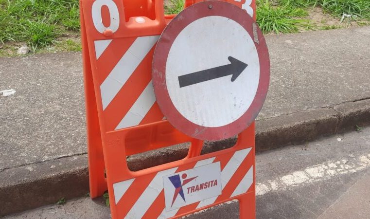 Interdição em trecho da rua João Camilo de Oliveira Torres para manutenção na rede de água