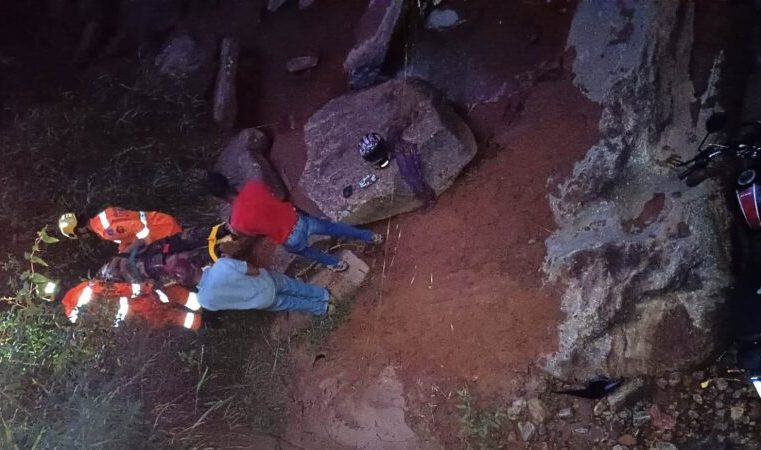 Corpo de Bombeiros de Itabira socorre motociclista ferido após queda de ponte