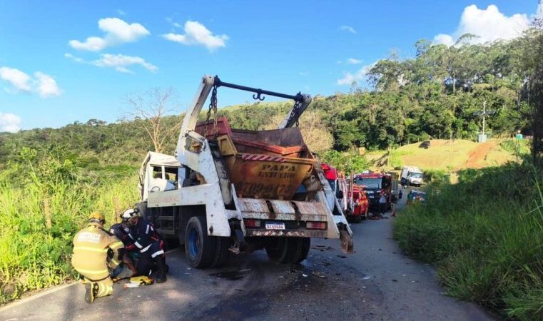 Corpo de Bombeiros socorre motoristas feridos em acidente. Um preso nas ferragens