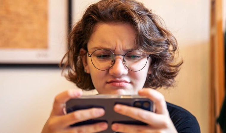 Excesso de telas pode comprometer a visão e causar sintomas persistentes, avisa oftalmologista