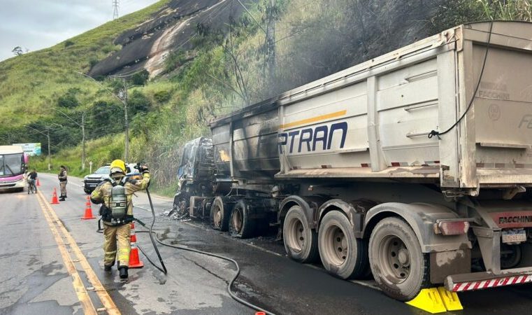 Bombeiros usam 4500 litros de água para debelar incêndio em carreta com minério