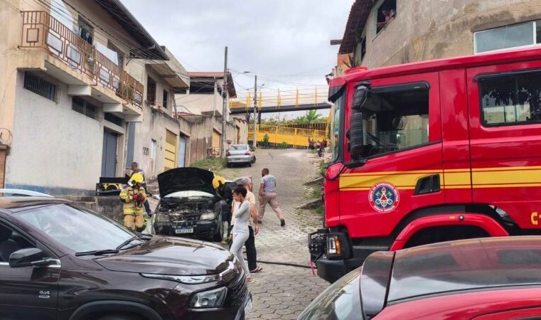 Corpo de Bombeiros combate incêndio em veículo no bairro Juca Rosa